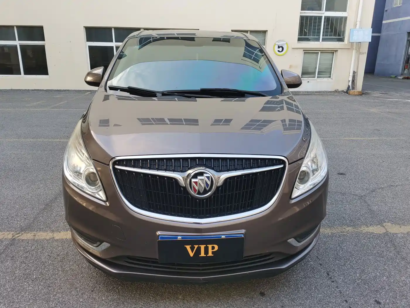 Photo 1 - Buick GL8