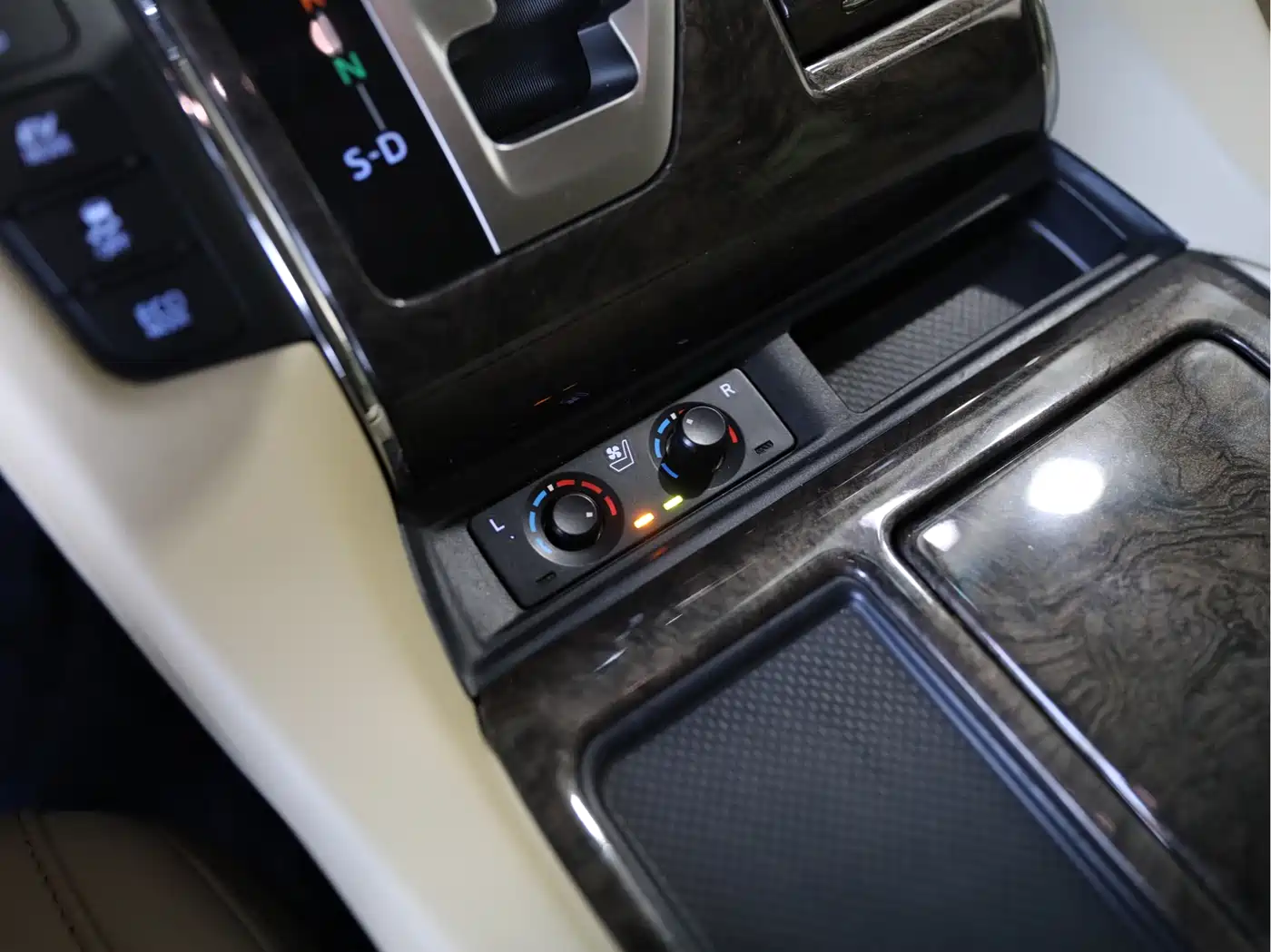 Toyota Vellfire 2021 Crown Hybrid 2.5L HV Premium Edition фото 11