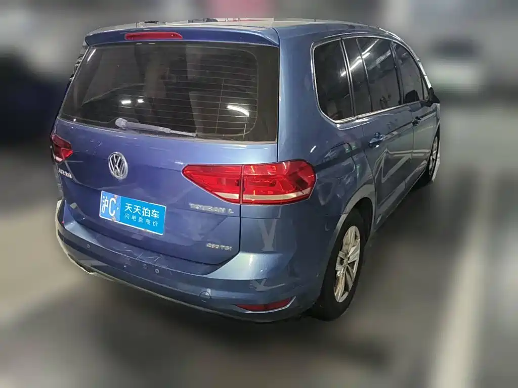 Photo 2 - Volkswagen Touran