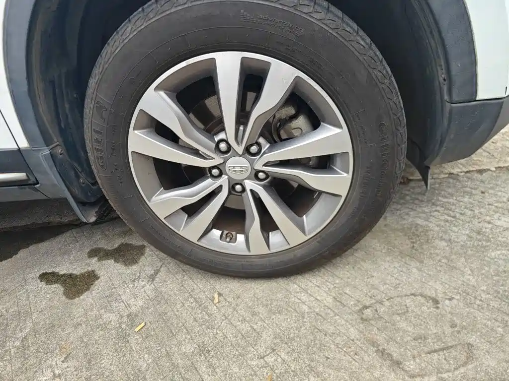 Photo 8 - Geely Atlas