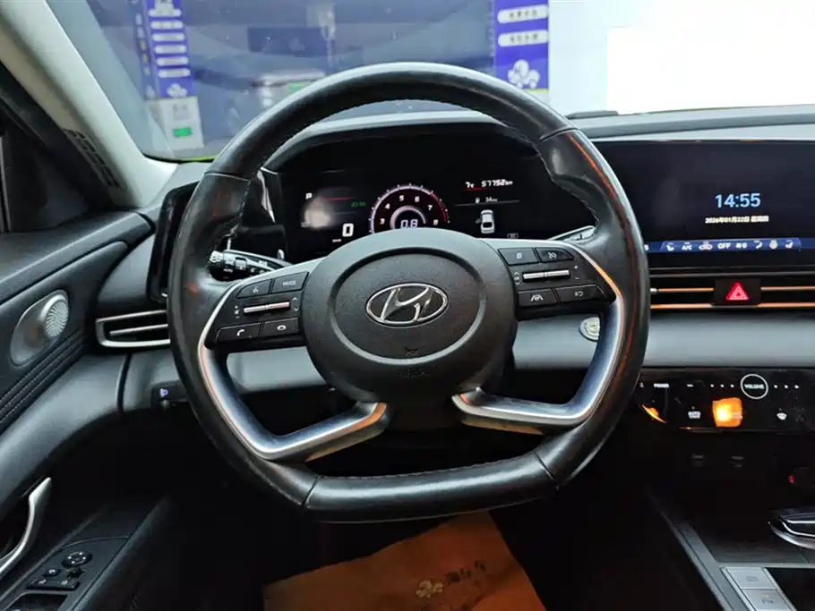 Hyundai Elantra 2021 1.5L CVT LUX Premium Edition фото 15