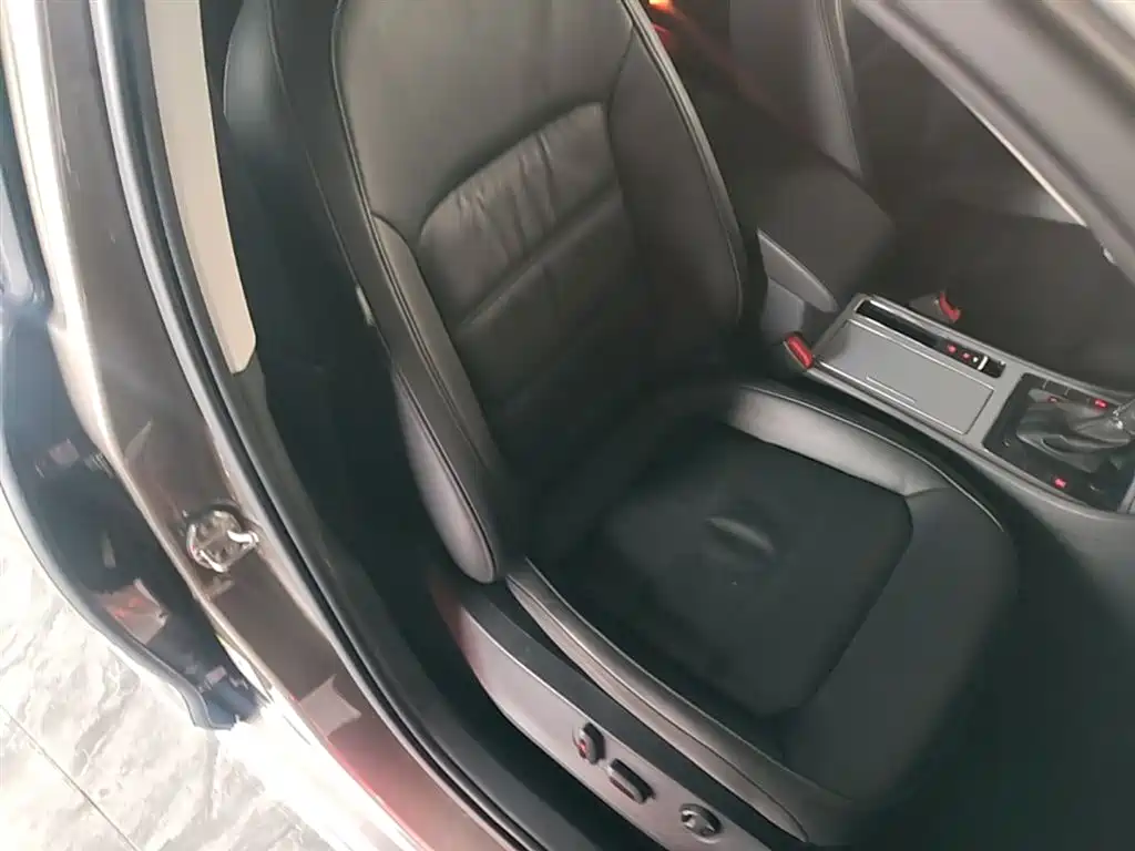 Volkswagen Passat 2015 1.8TSI DSG Honor Edition фото 25
