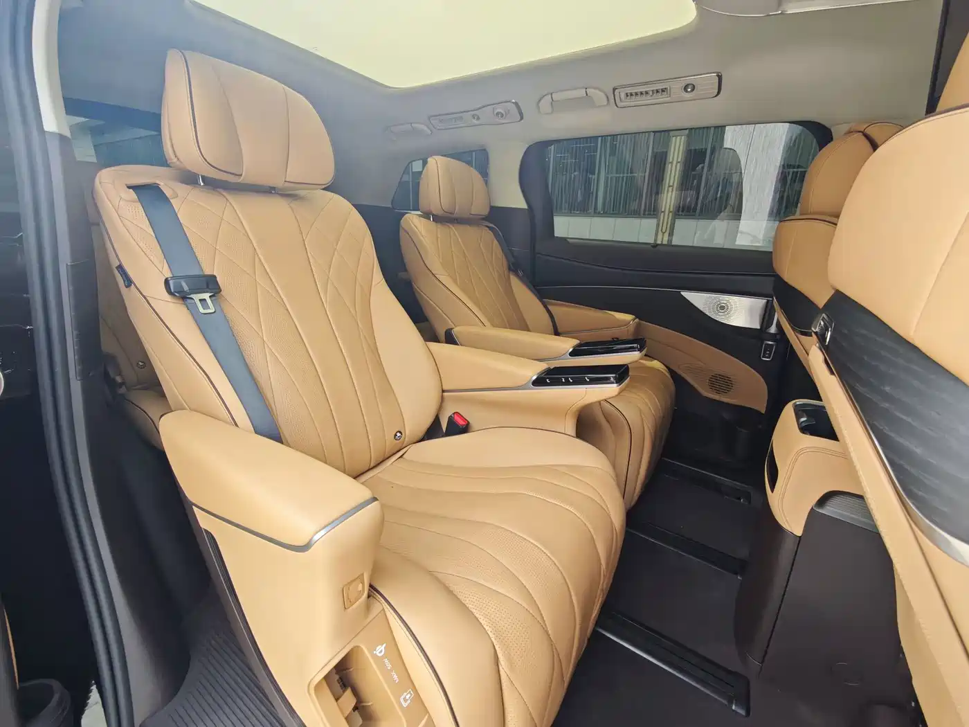 Denza D9 2025 2024 DM-i 980 AWD Prestige