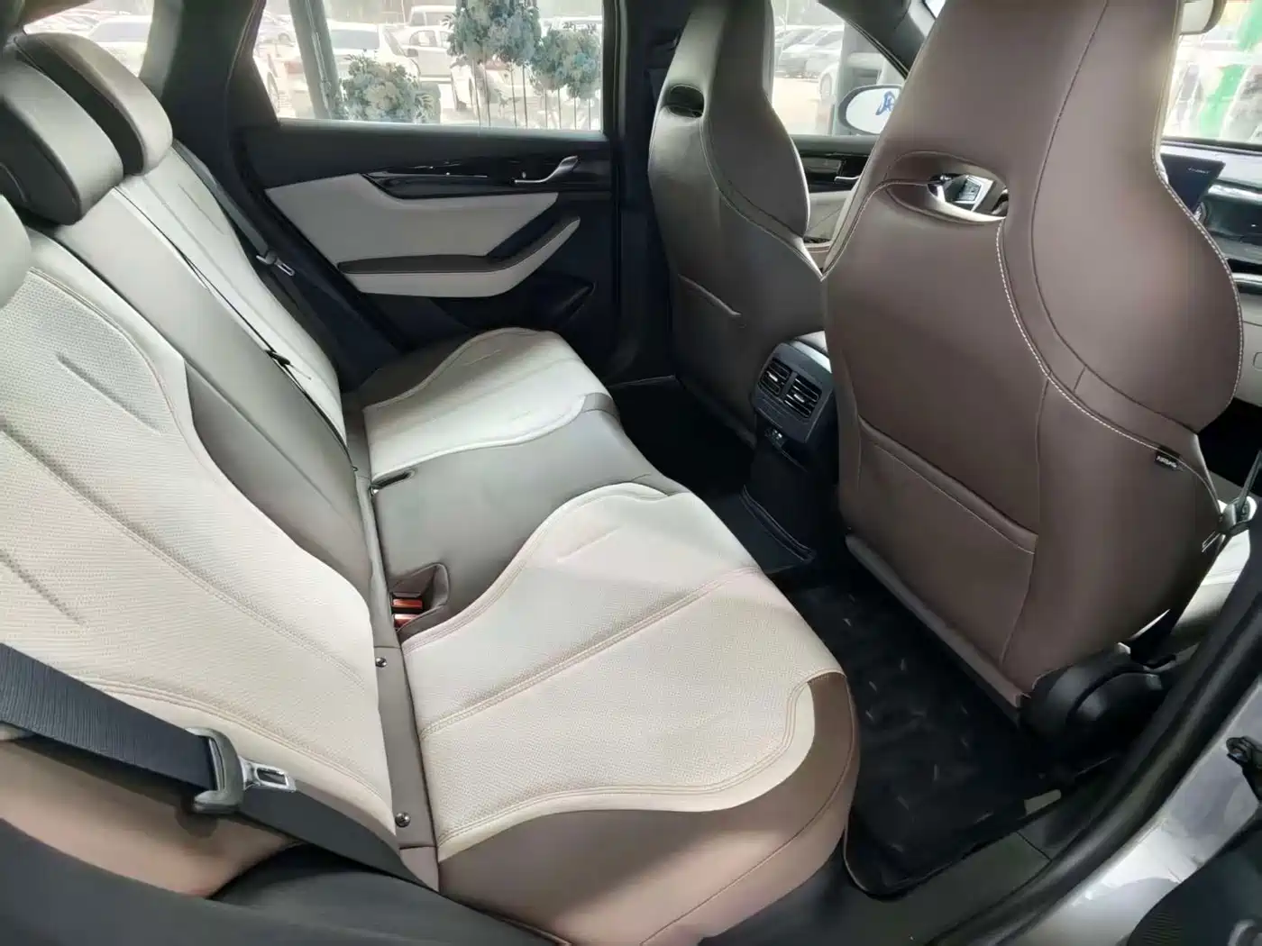 BYD Qin PLUS 2024 Glory Edition DM-i 55KM Leading фото 23