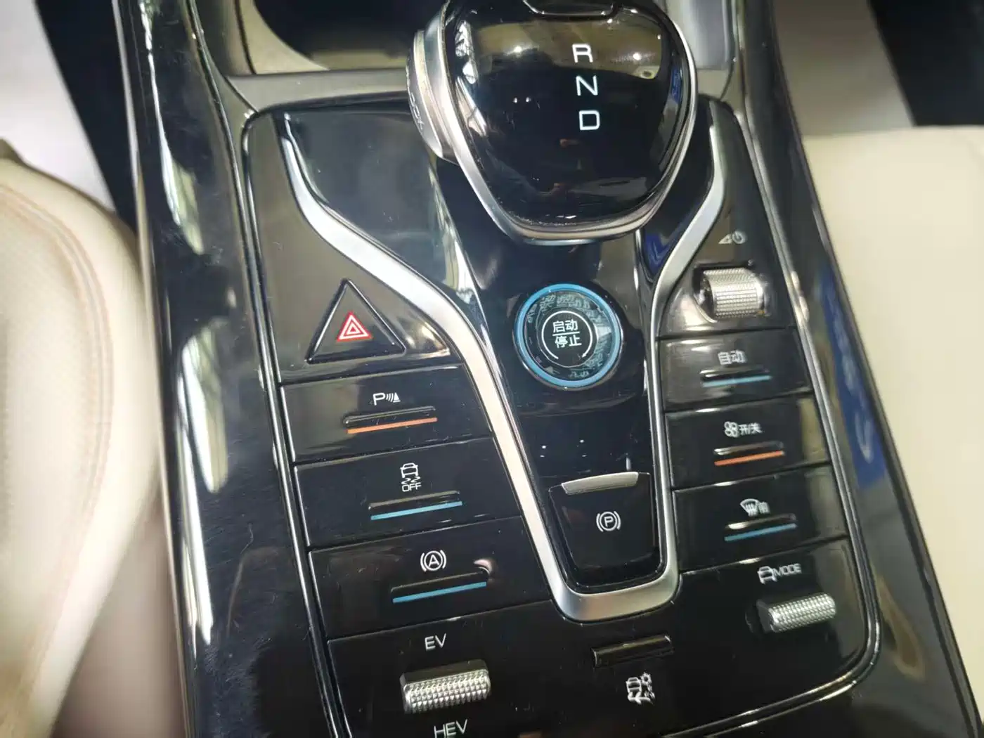 BYD Qin PLUS 2024 Glory Edition DM-i 55KM Leading фото 28