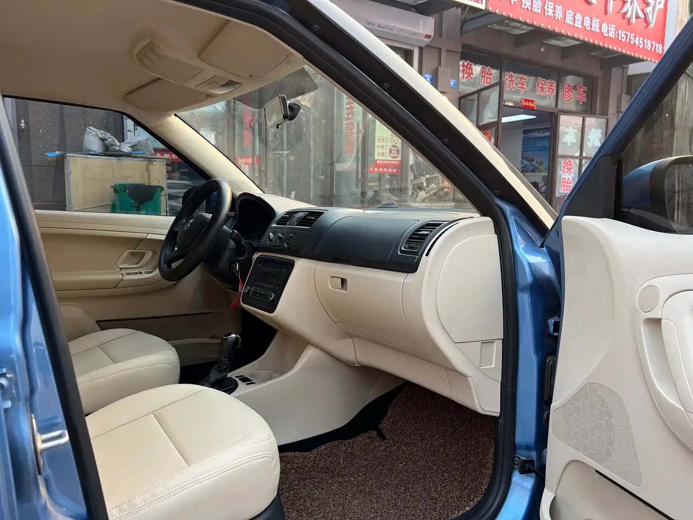 Škoda Fabia 2014 1.4L Automatic Crystal Edition фото 9