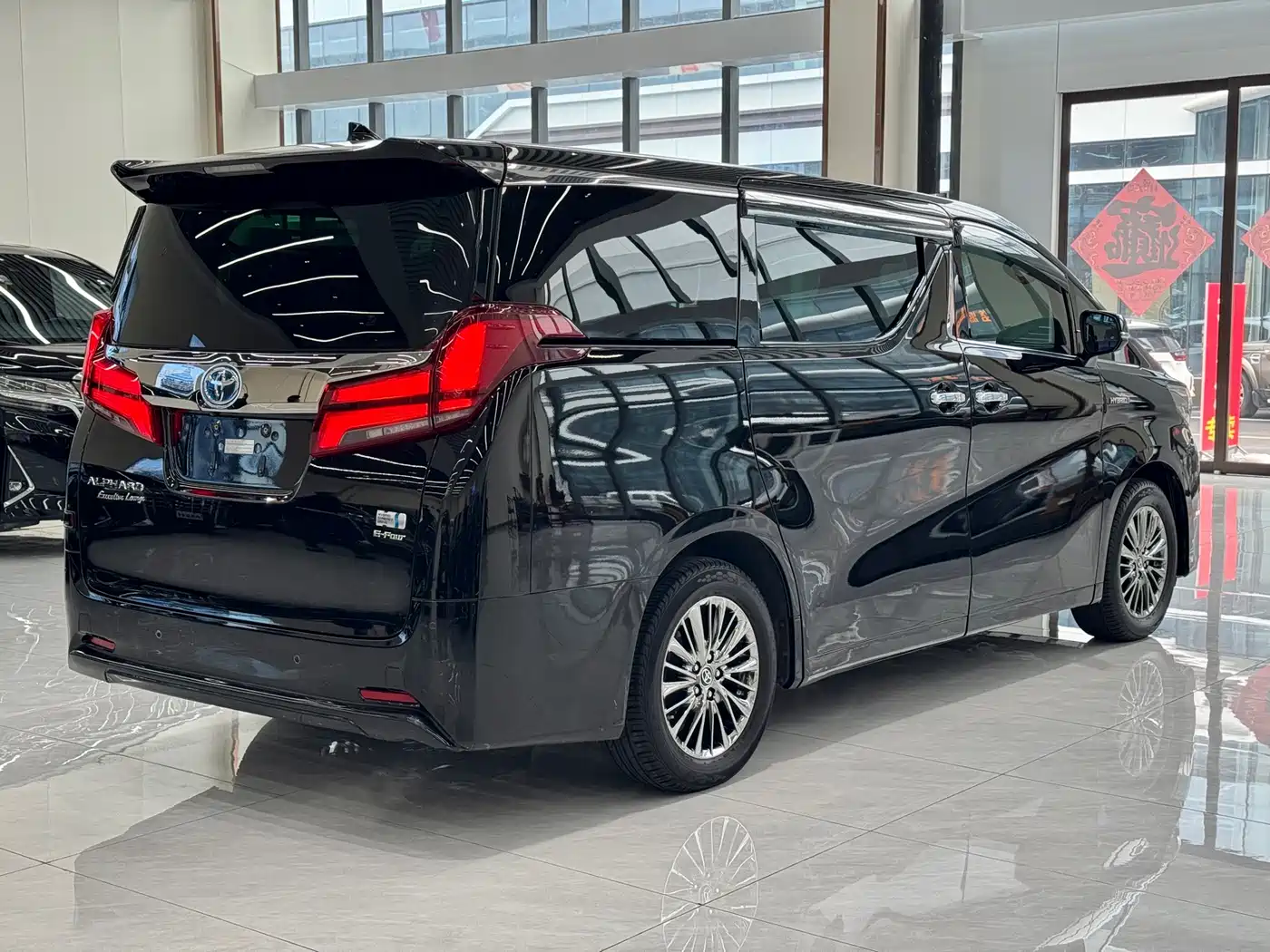 Toyota Alphard 2020 Hybrid 2.5L Gold Special Edition фото 12