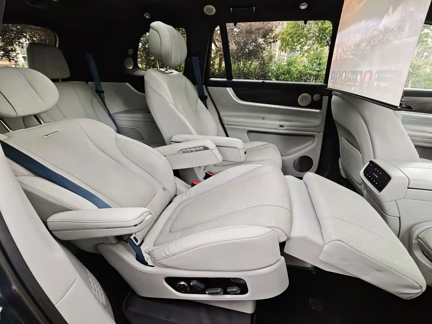 AITO Wenjie AITO M9 2024 Extended Range Ultra 42kWh 6-Seater фото 13