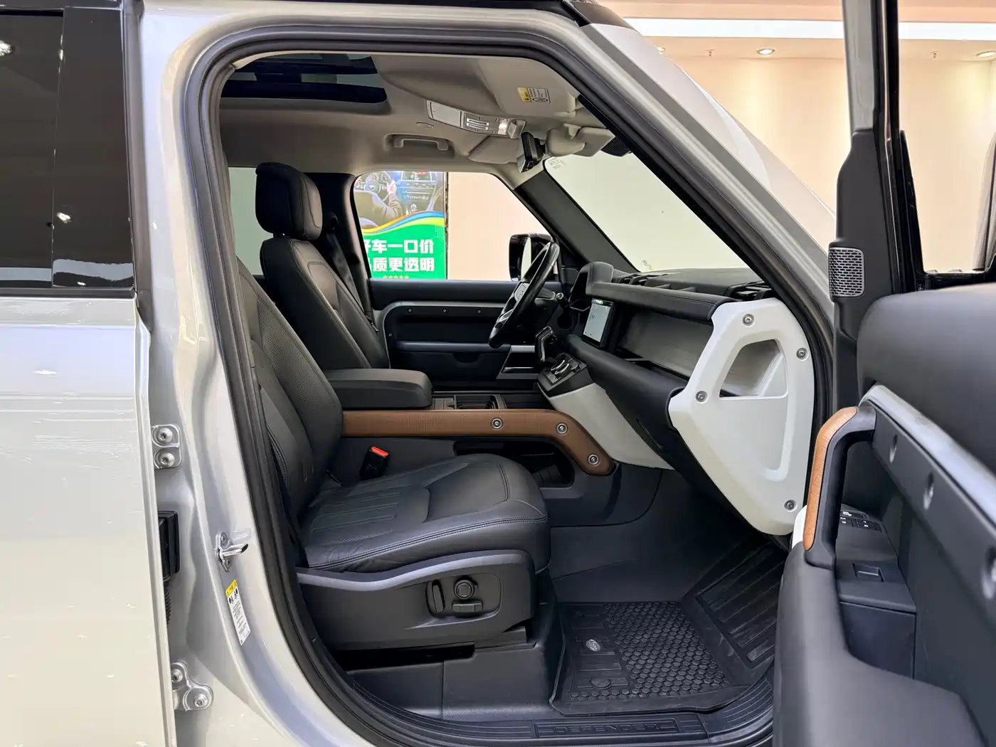 Land Rover Defender 2021 110 P400 Dark Special Edition фото 10