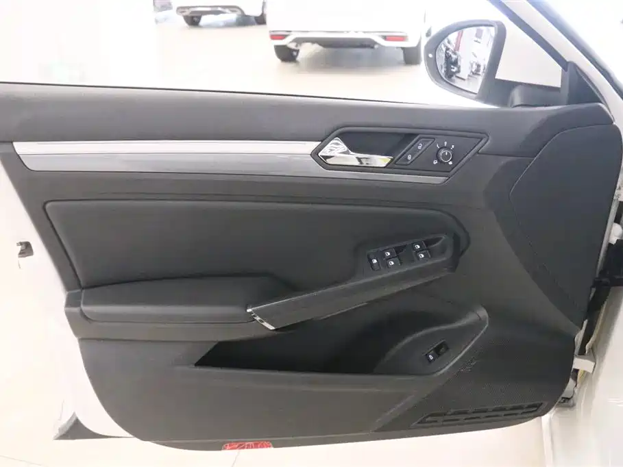 Volkswagen Lamando 2017 280TSI DSG Luxury Edition фото 12