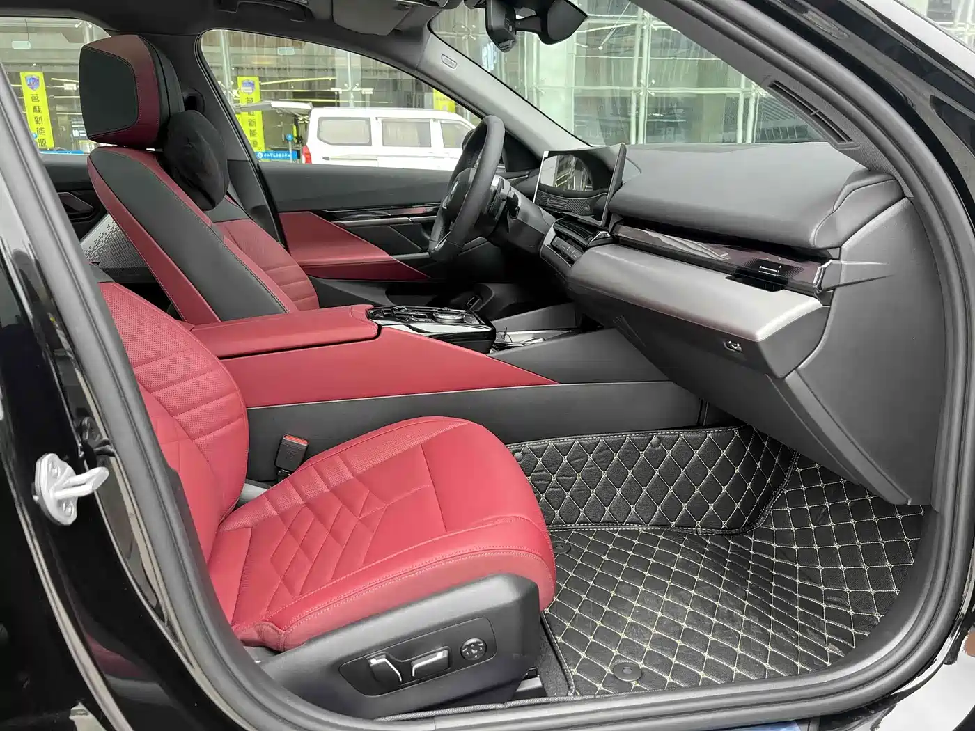 BMW 5 Series 2026 530Li Leading M Sport Package фото 6