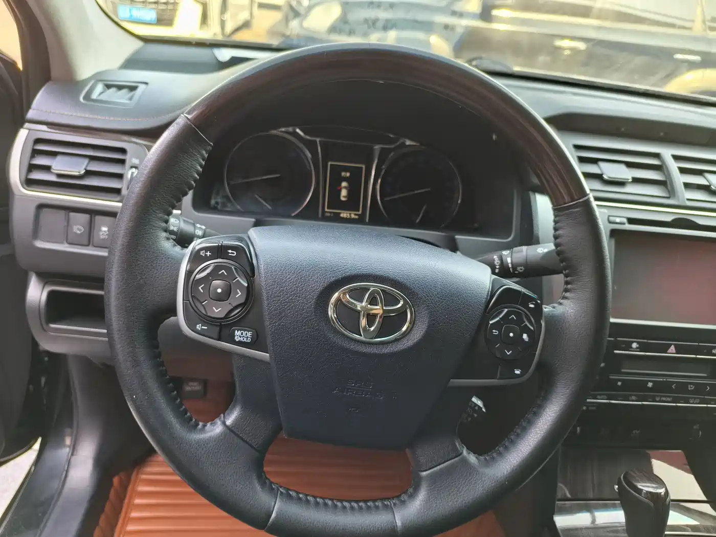 Toyota Camry 2016 Hybrid 2.5HG 10th Anniversary Luxury Navigation Edition фото 11