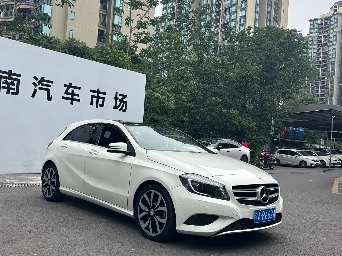 Mercedes-Benz A-Class (Import) 2015 A 200 Fashion фото 3