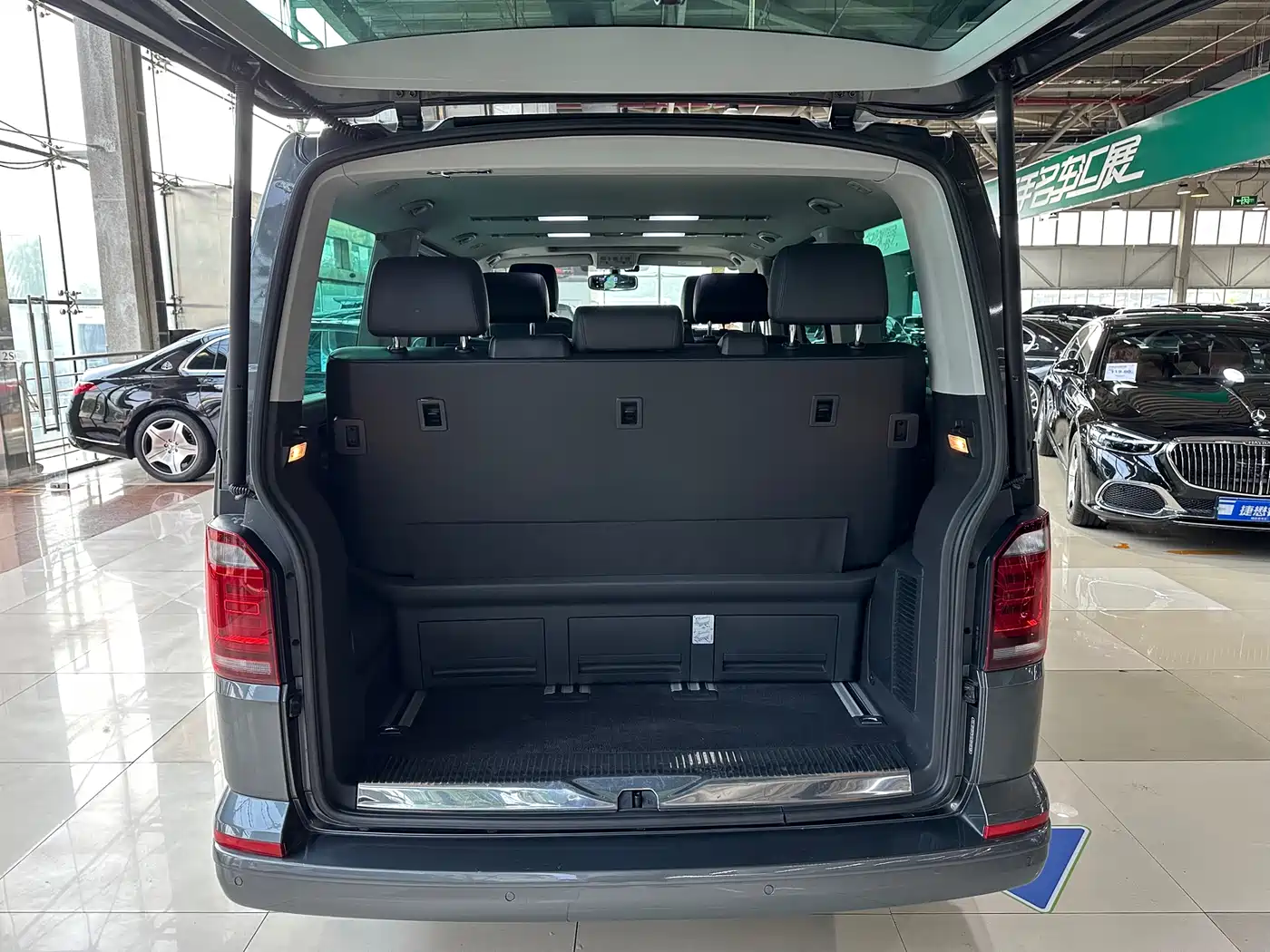 Volkswagen Multivan 2018 2.0TSI 4WD Premium Edition 7-Seater фото 17