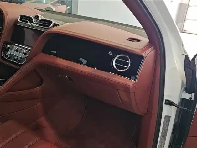 Bentley Bentayga 2024 4.0T V8 Long Wheelbase фото 8