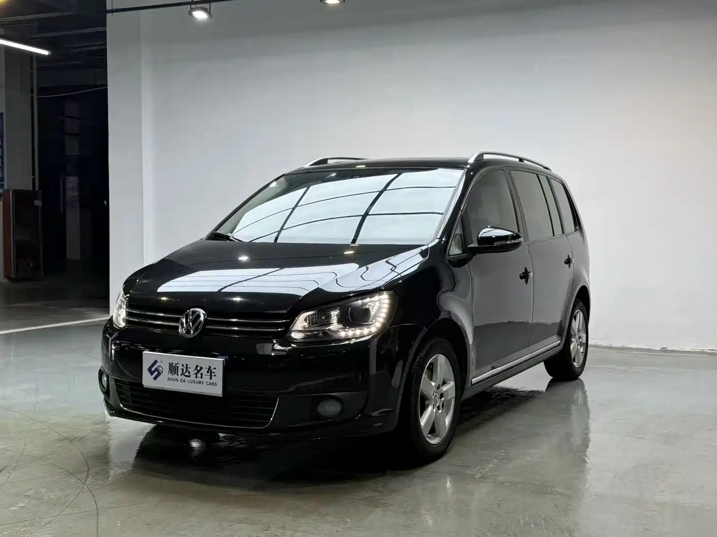 Photo 1 - Volkswagen Touran
