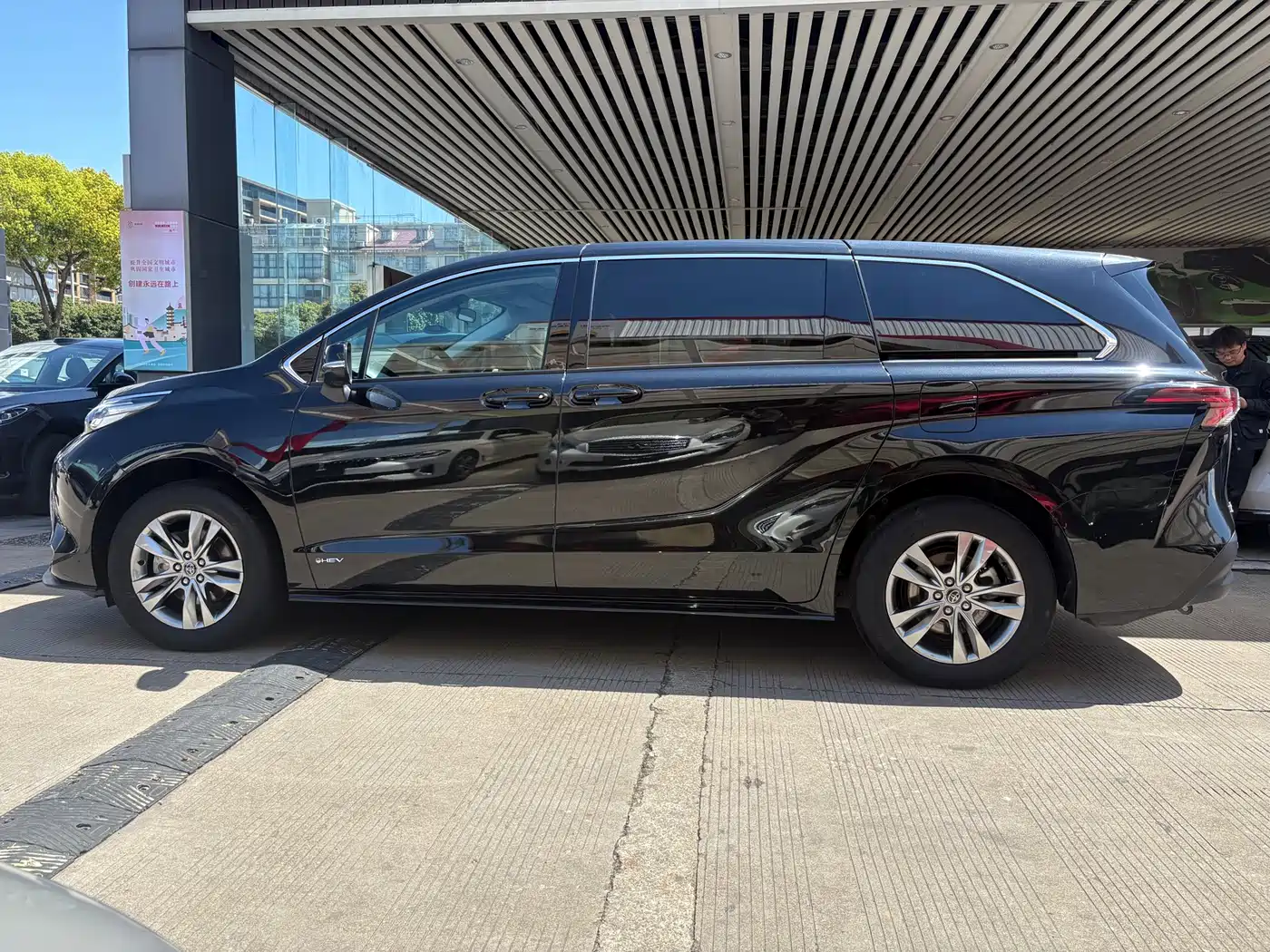 Toyota Sienna 2024 2.5L Hybrid Comfort Edition фото 4