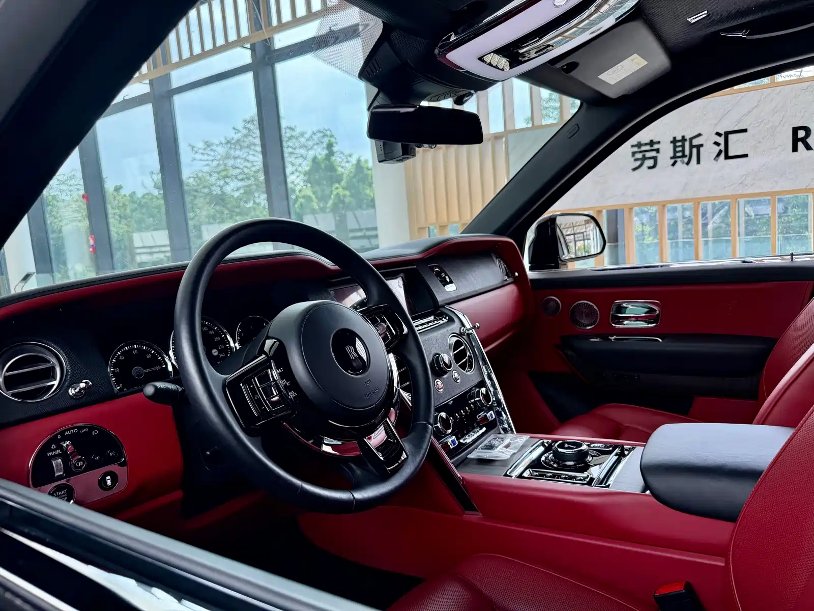 Фото 6 - Rolls-Royce Cullinan