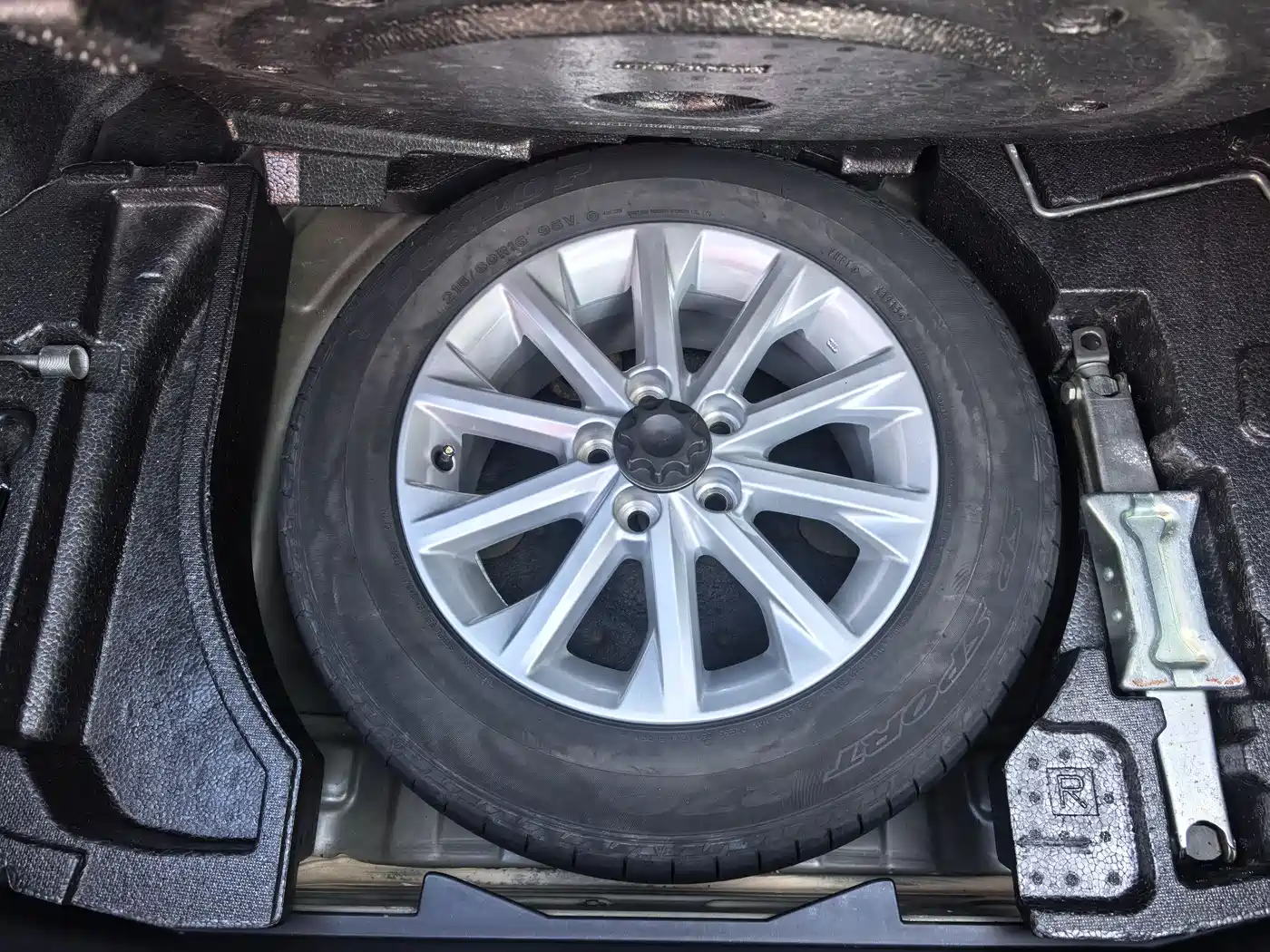 Toyota Camry 2015 2.0G Leading Edition фото 16