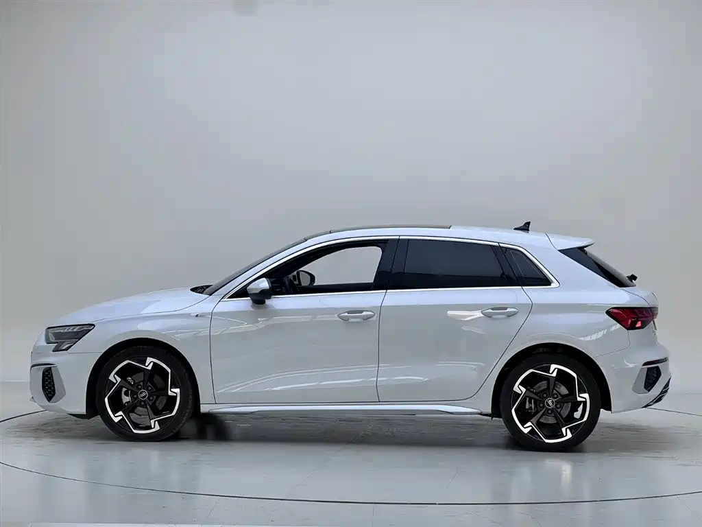 Audi A3 2023 Facelift Sportback 35 TFSI Luxury Sport фото 4
