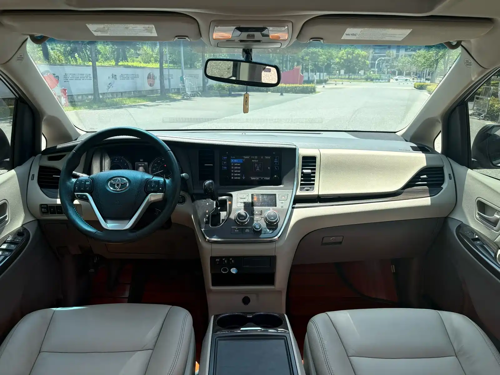 Photo 9 - Toyota Sienna