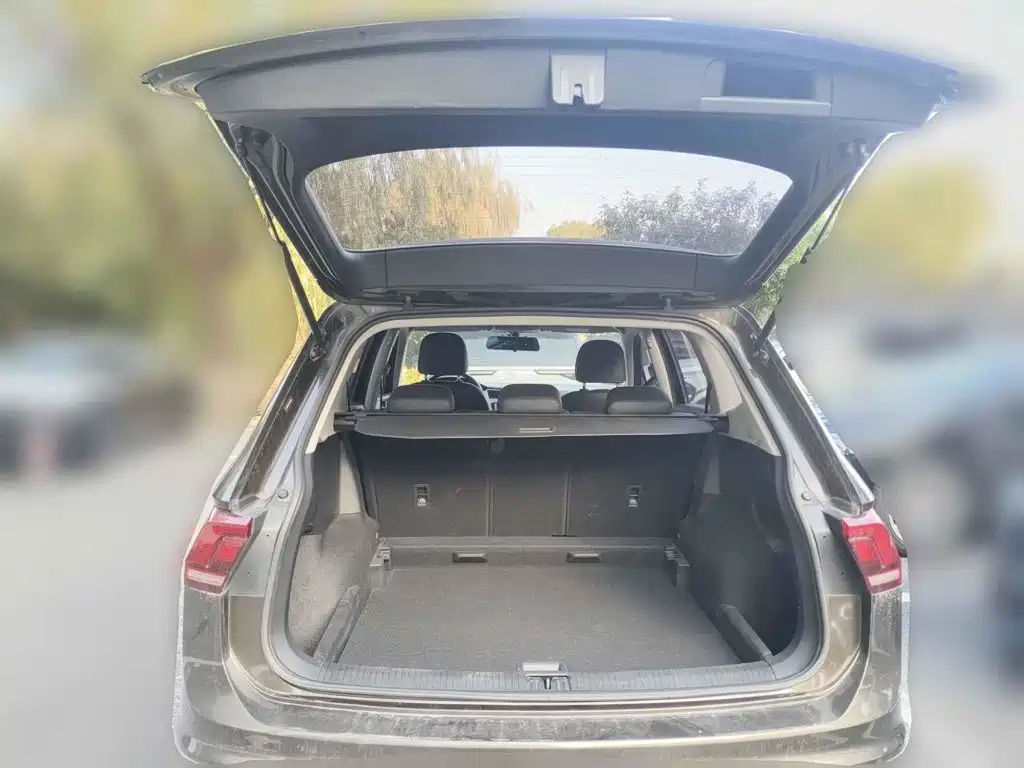 Photo 5 - Volkswagen Tiguan L