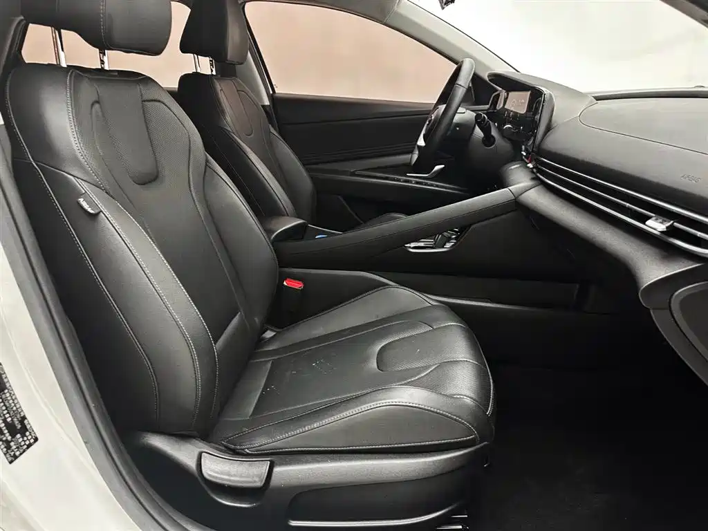 Hyundai Elantra 2022 1.5L CVT LUX Premium Edition фото 20