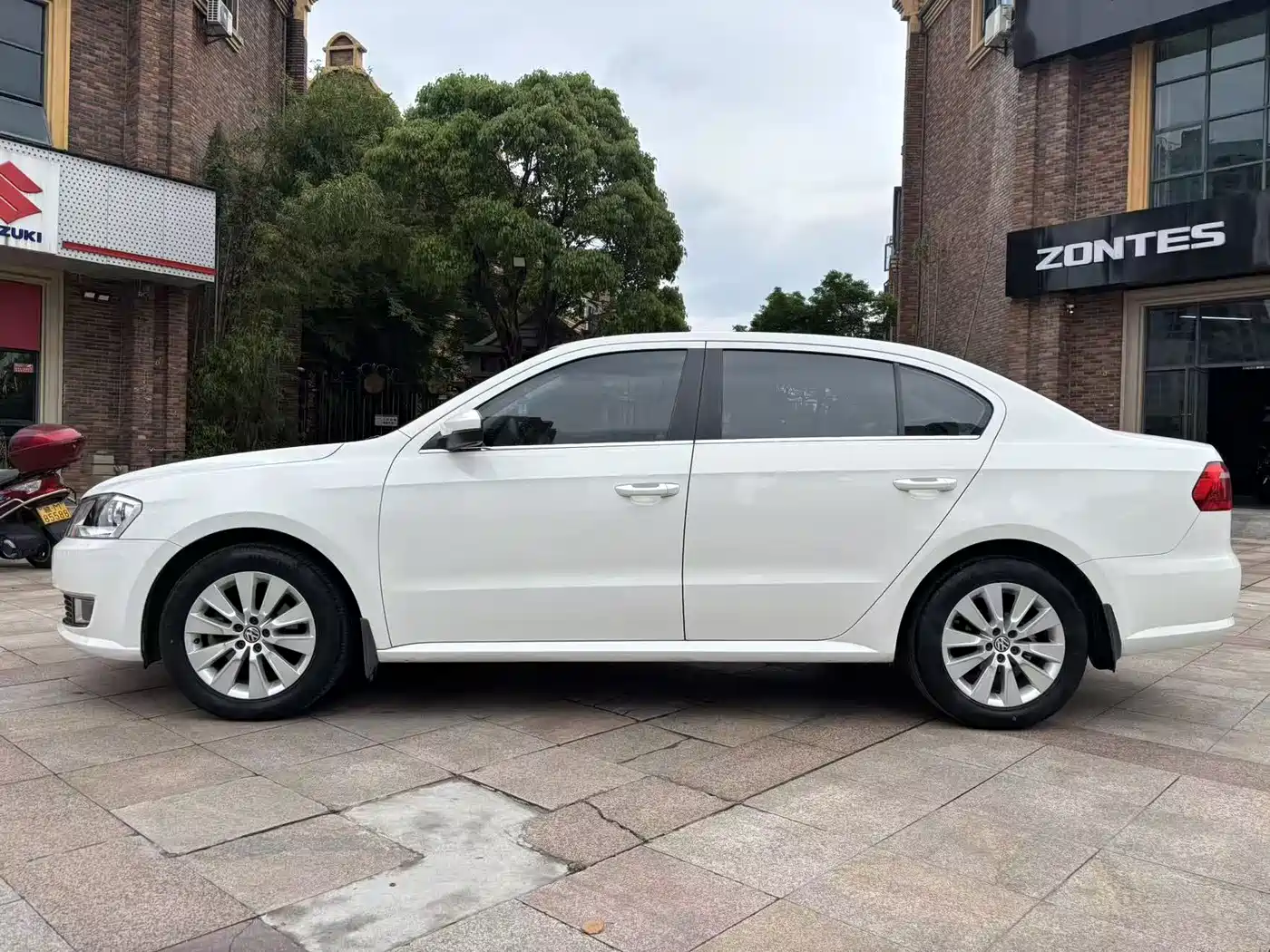 Volkswagen Lavida 2013 Facelift Classic 1.6L Automatic Comfort фото 4