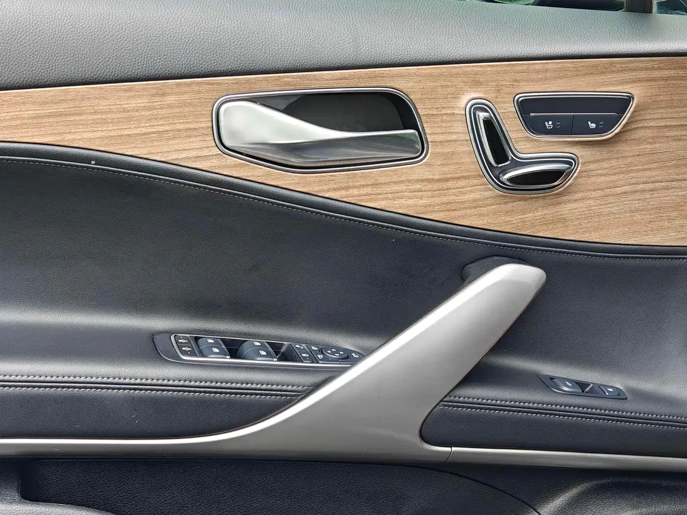 Denza X 2020 PHEV Classic Edition фото 9