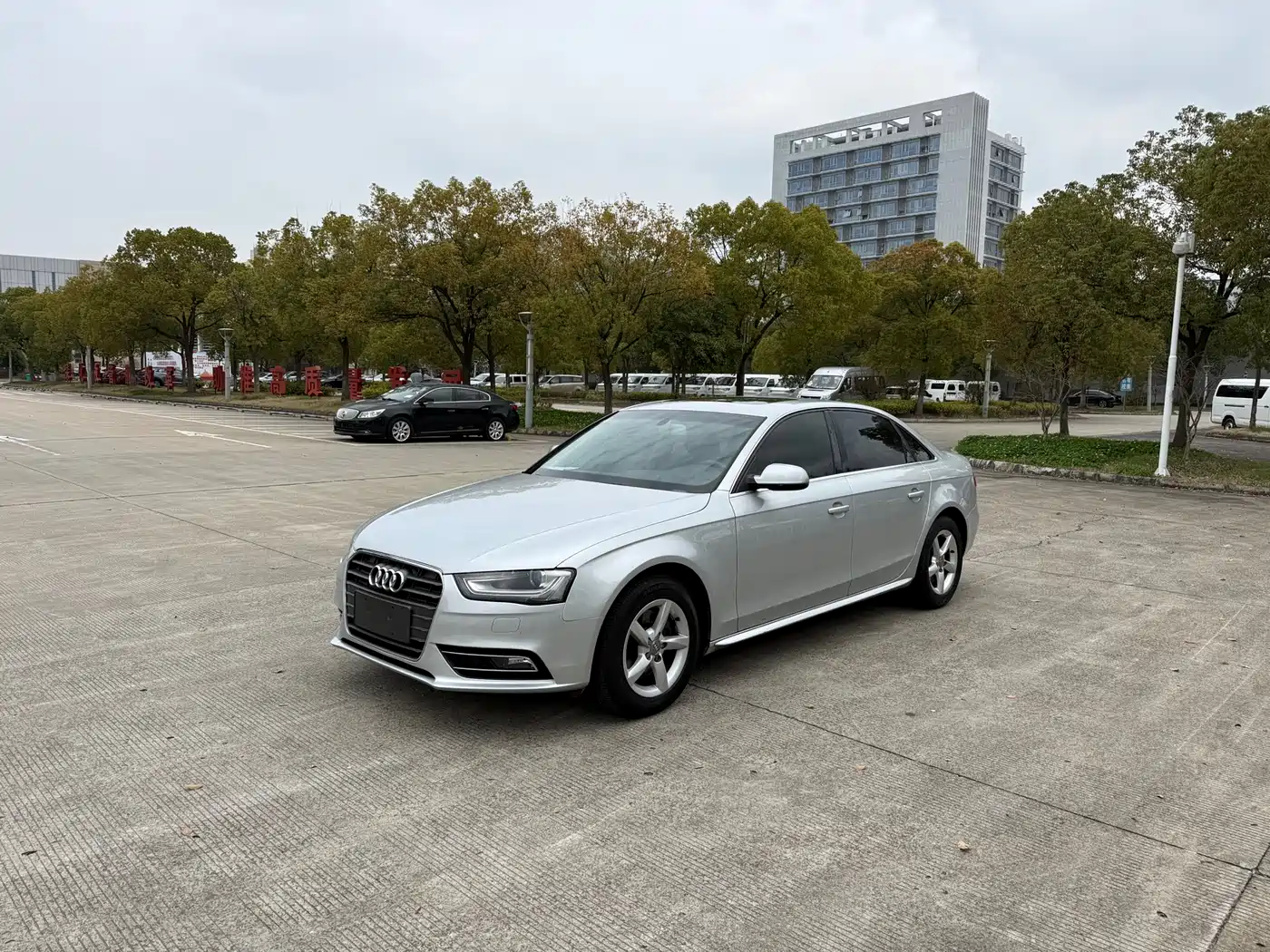 Audi A4L 2013 35 TFSI Automatic Luxury фото 3