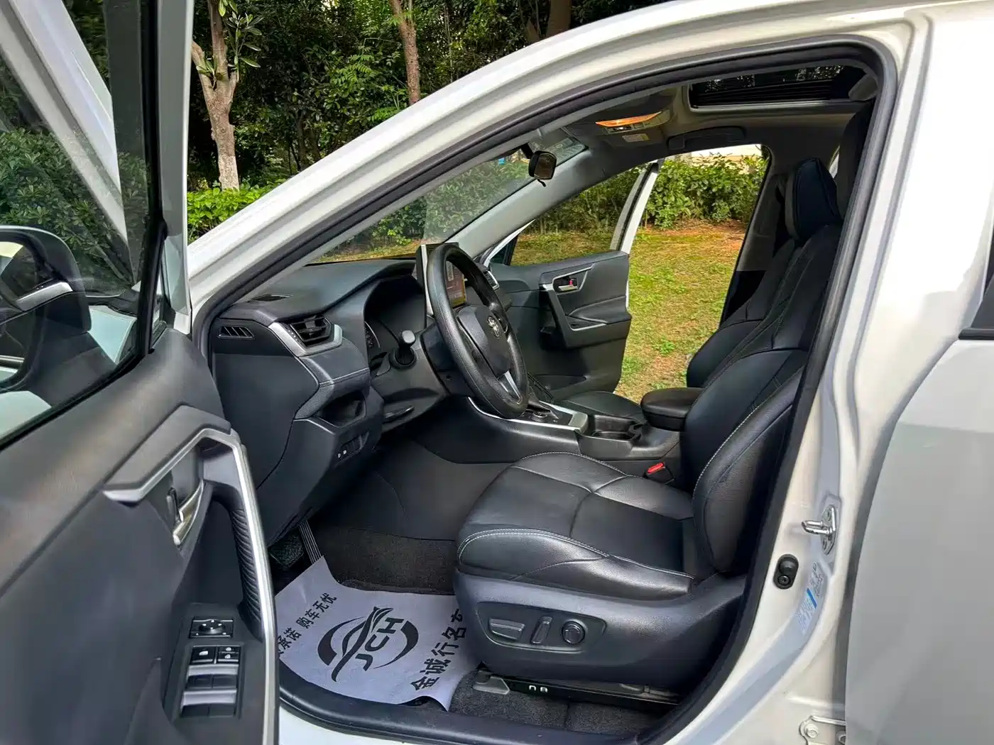 Toyota Wildlander 2020 Hybrid 2.5L E-CVT AWD Luxury Edition фото 6