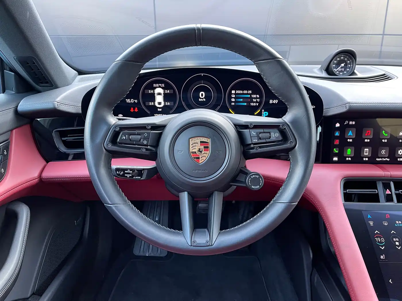Porsche Taycan фото 11