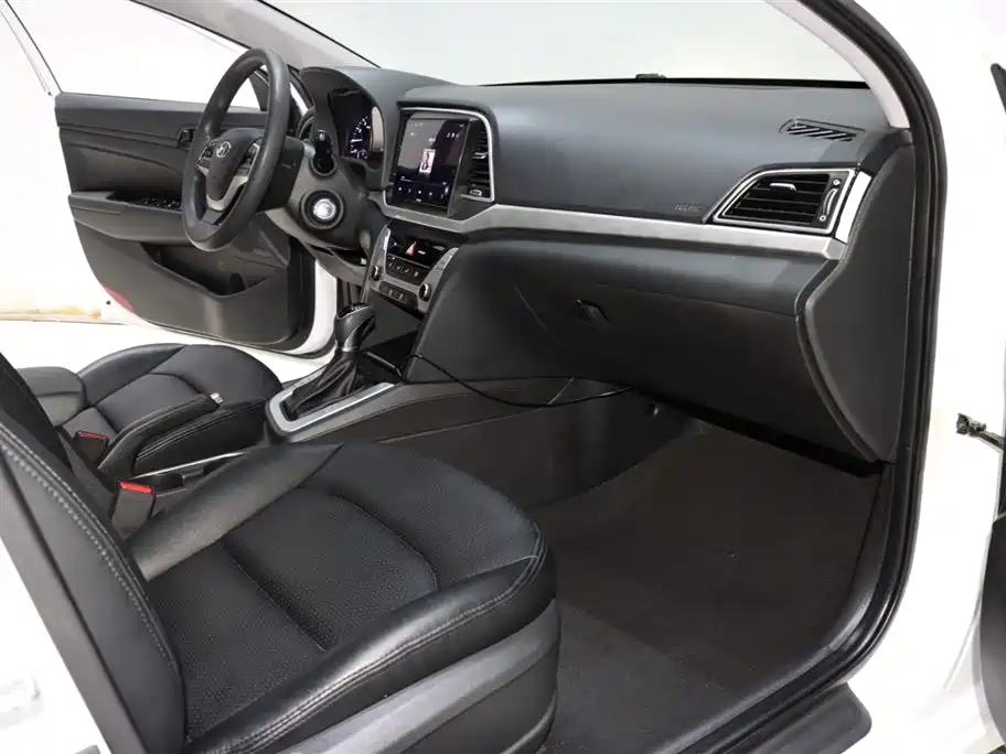 Hyundai Elantra 2016 Model 1.6L Automatic Smart Elite фото 8