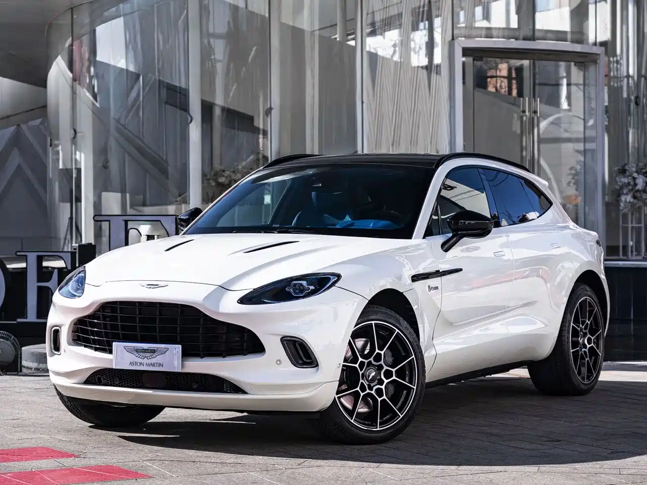 Aston Martin DBX 2021 4.0T V8 Realm of Simplicity