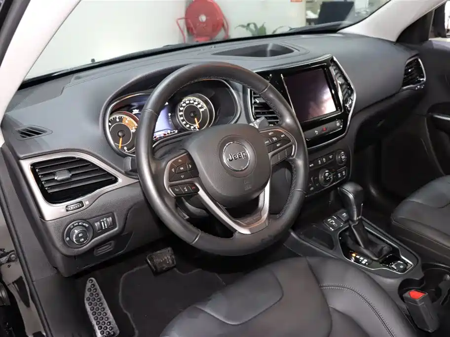 Photo 10 - Jeep Cherokee