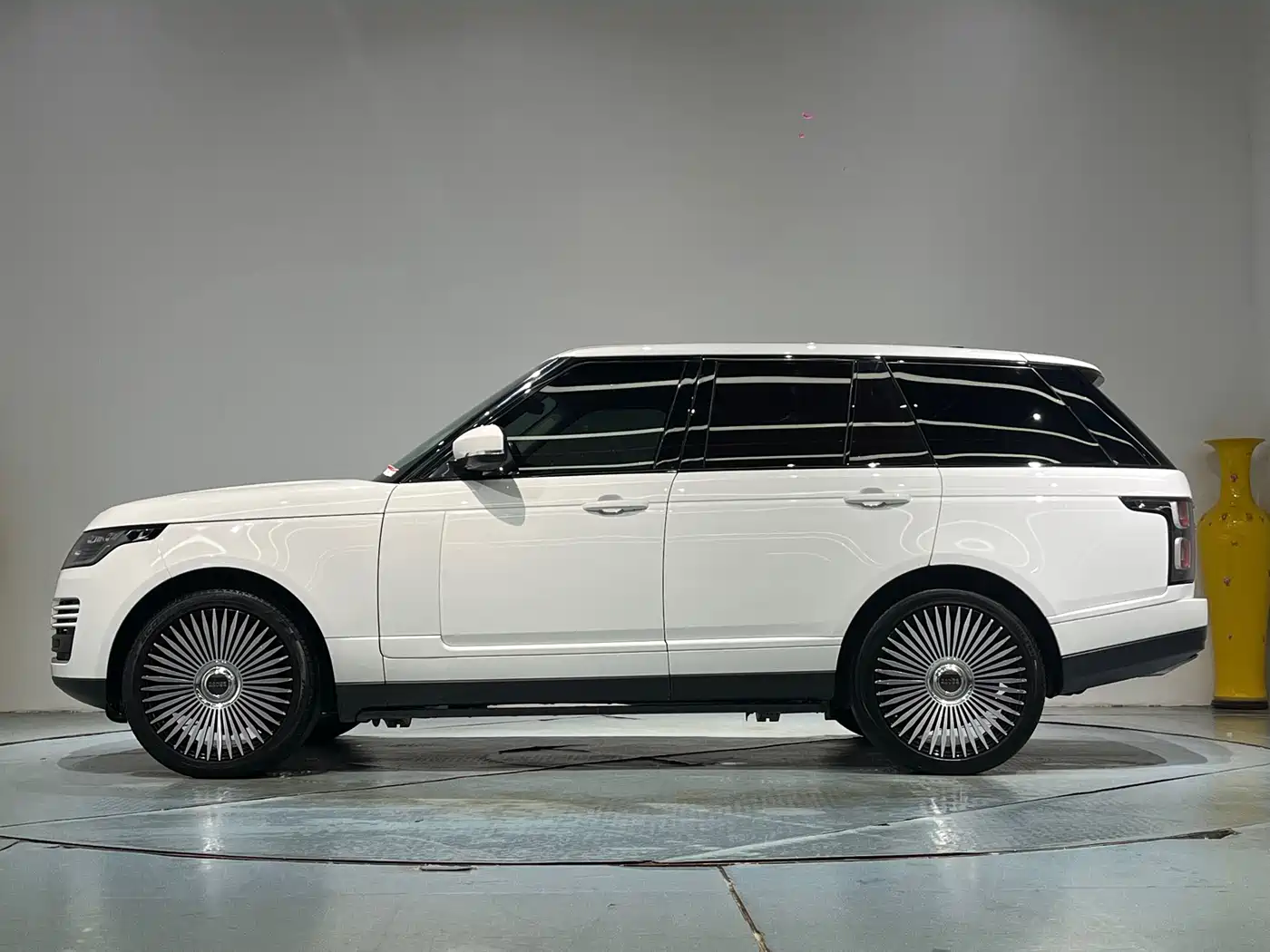 Land Rover Range Rover 2018 3.0 SC V6 Vogue Heritage Edition фото 22