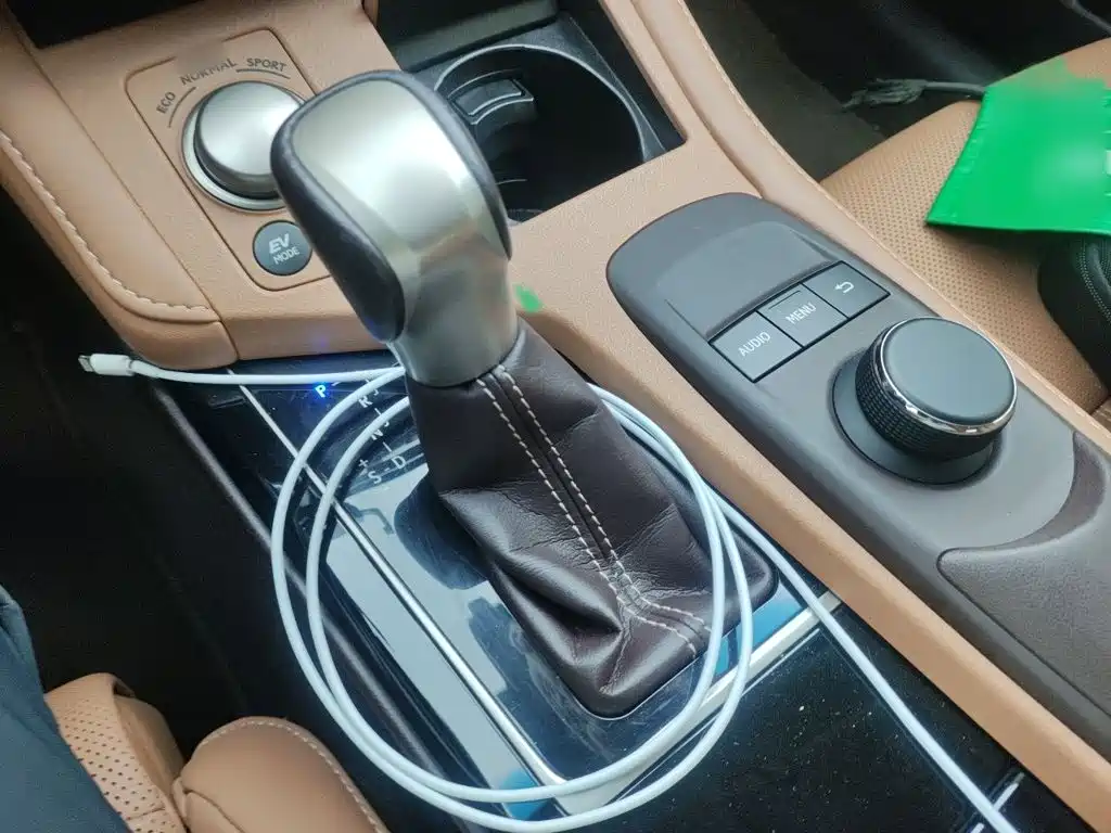 Фото 7 - Lexus ES