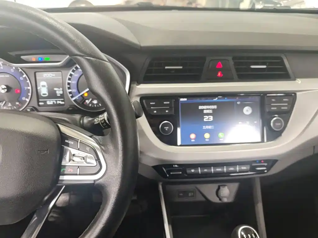Фото 13 - Geely Vision X3