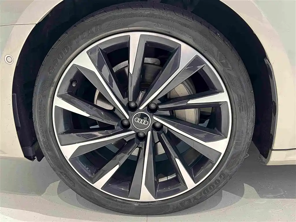 Photo 11 - Audi A7L