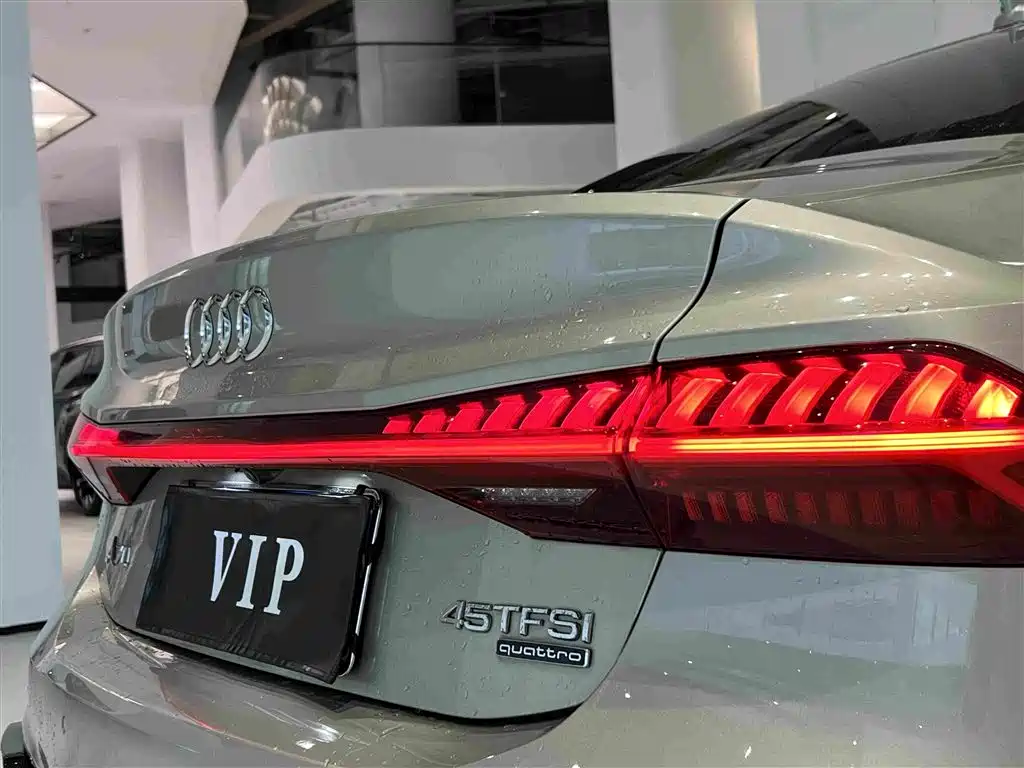 Photo 17 - Audi A7L