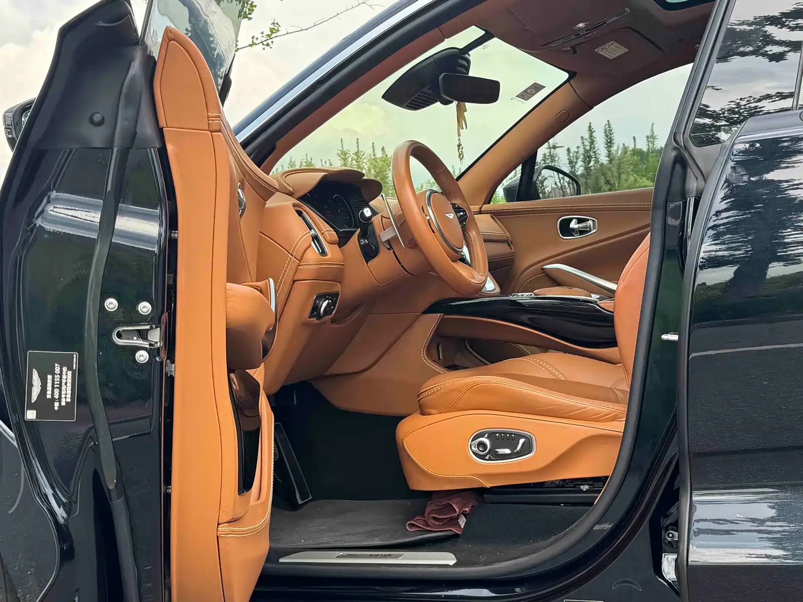 Фото 8 - Aston Martin DBX