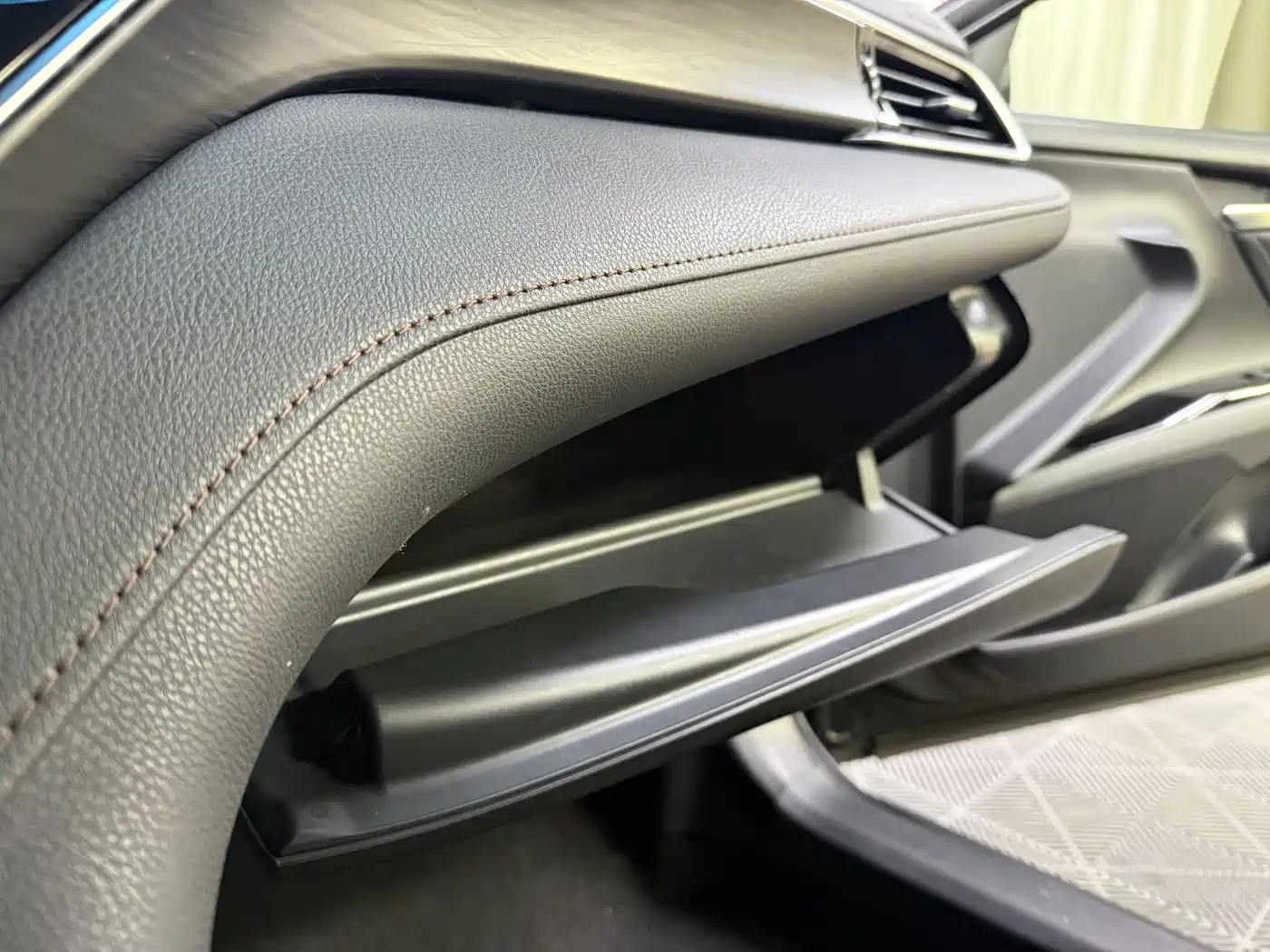 Toyota Camry 2021 Hybrid 2.5HGVP Leading Edition фото 16