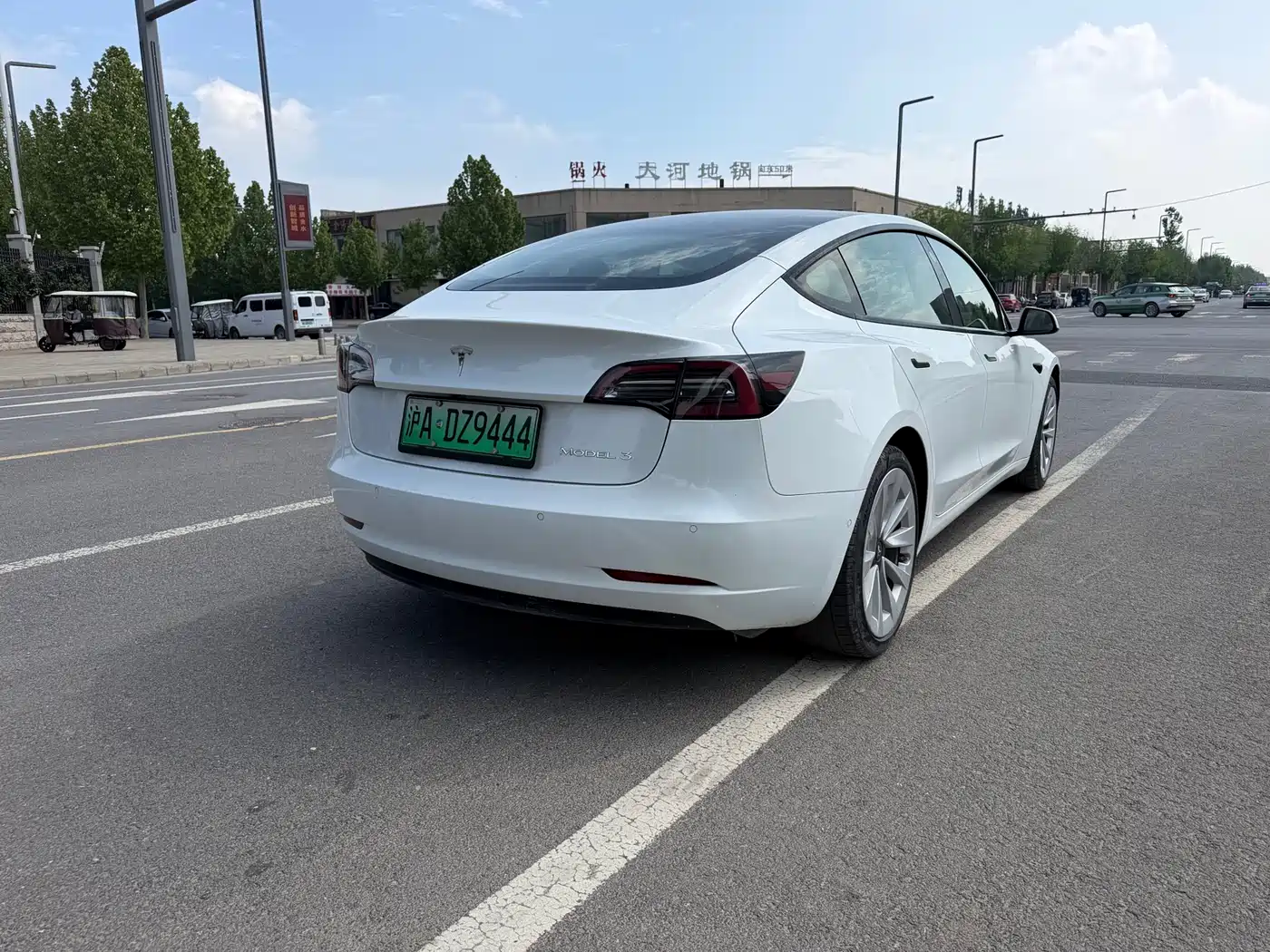 TESLA MODEL 3