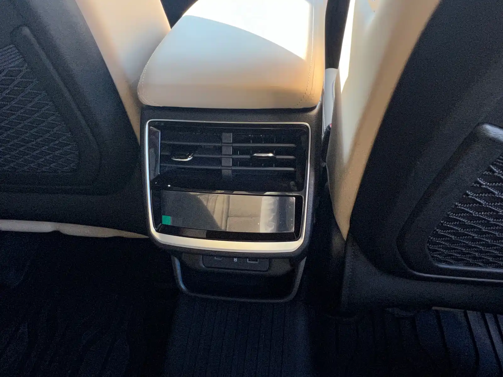 Фото 21 - Geely Monjaro