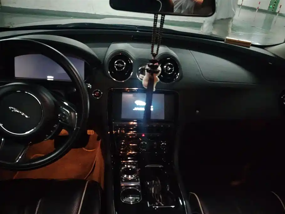 JAGUAR XJ