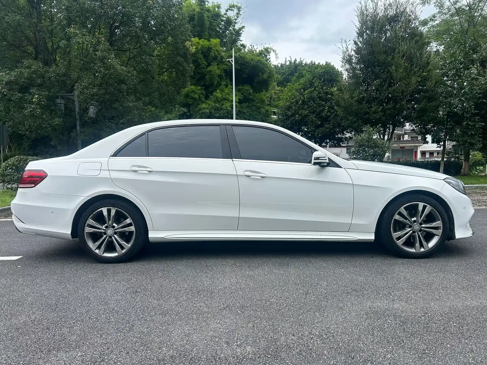 صورة 9 - Mercedes-Benz E-Class