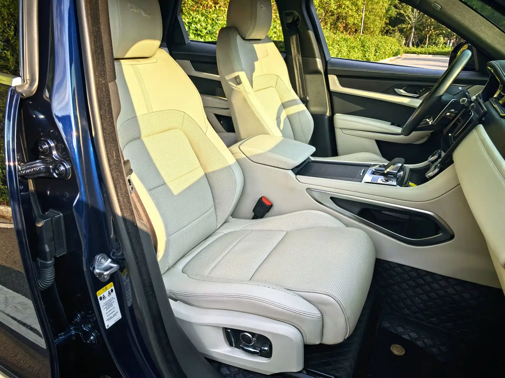Photo 12 - Jaguar F-PACE