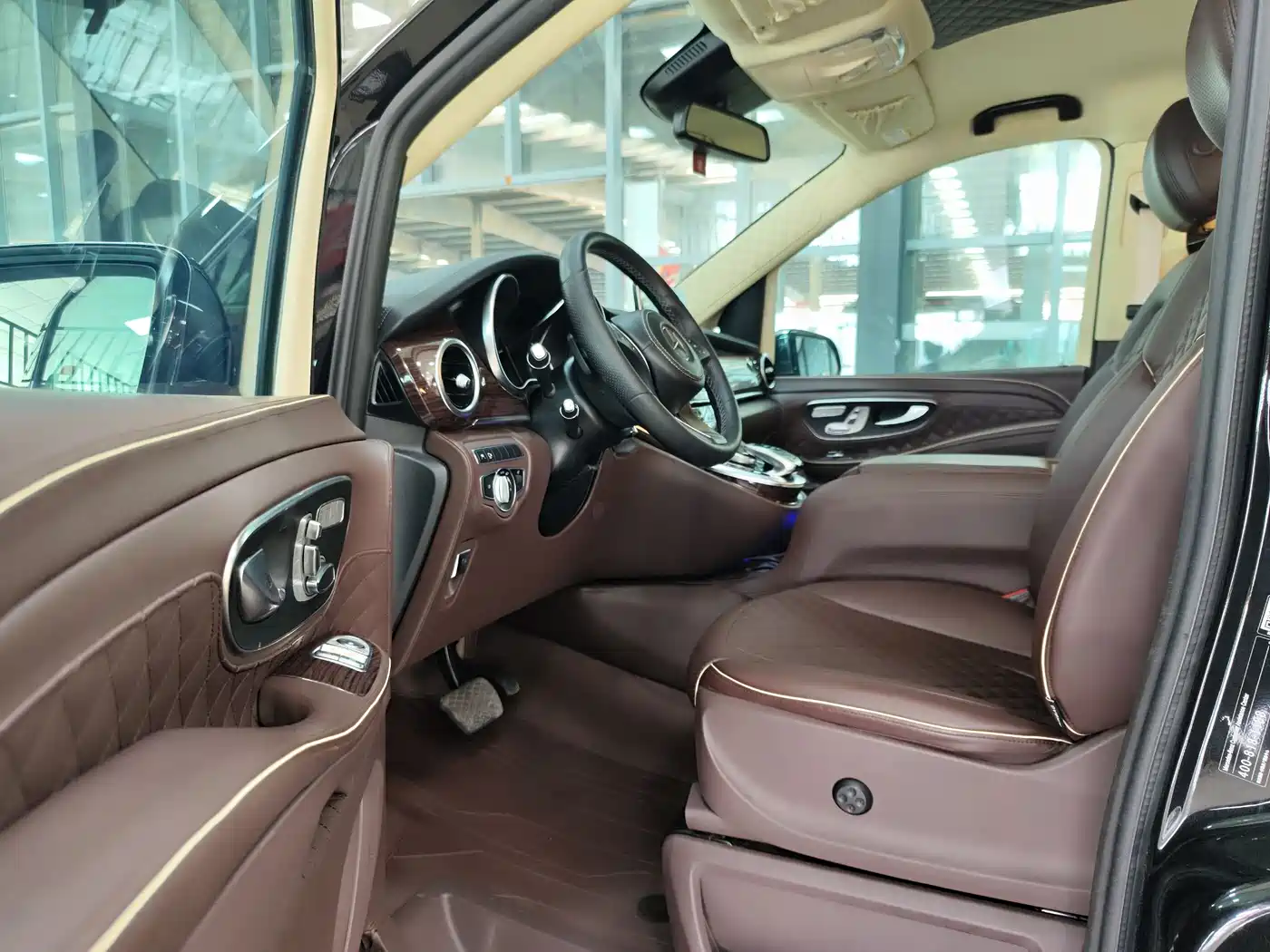 Mercedes-Benz V-Class 2017 Model V 260 L Premium Extended Edition фото 4