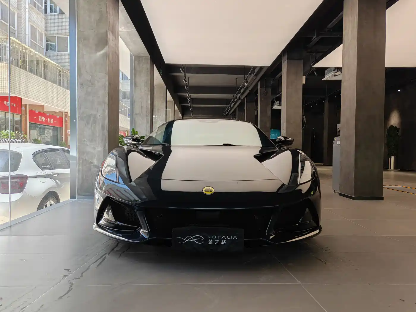 Lotus Cars EMIRA 2021 2.0T DCT First Edition фото 9
