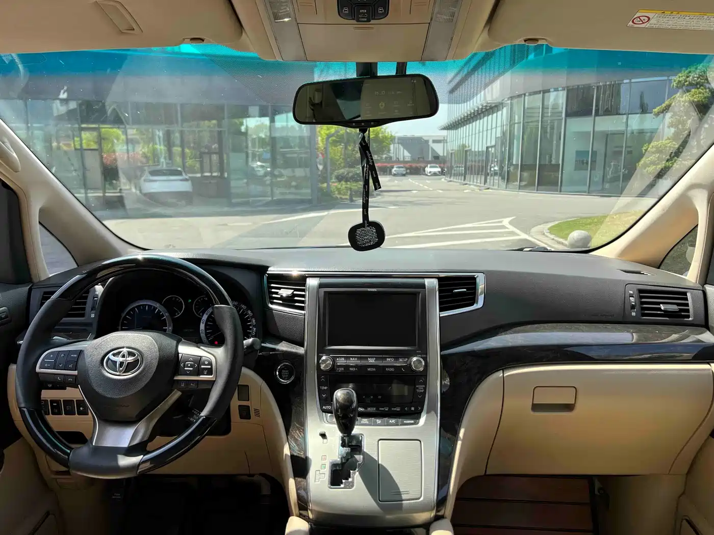 Toyota Alphard фото 4